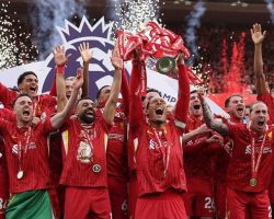 Liverpool Angkat Trofi Liga Inggris di Depan Fans Setelah 35 Tahun Menanti