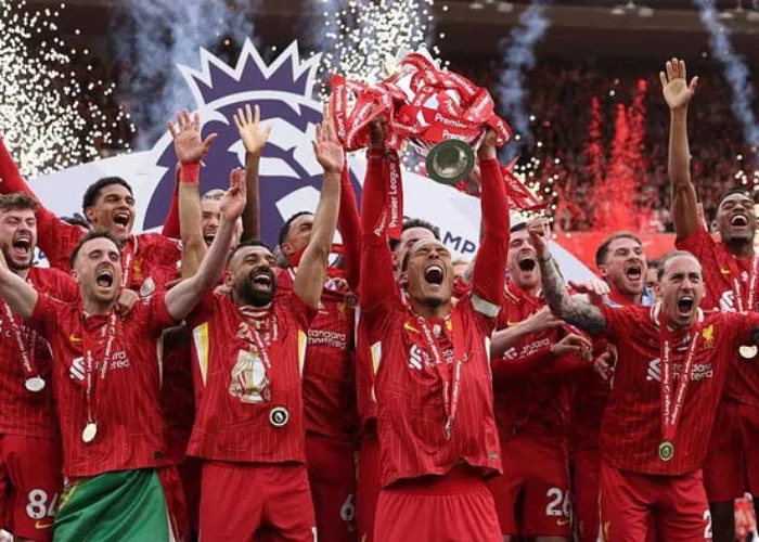 Liverpool Angkat Trofi Liga Inggris di Depan Fans Setelah 35 Tahun Menanti