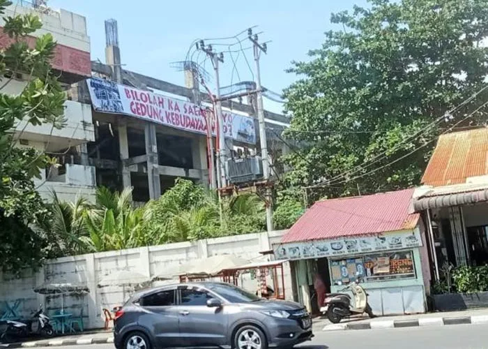 Pembangunan Gedung Kebudayaan Sumbar Bernilai Ratusan Miliar Mangkrak, Seniman Protes Lewat Spanduk Raksasa