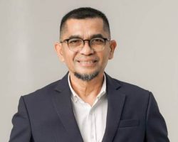 Lihatlah Ki Hajar Dewantara Sedang Menangis Tersungu-sungu