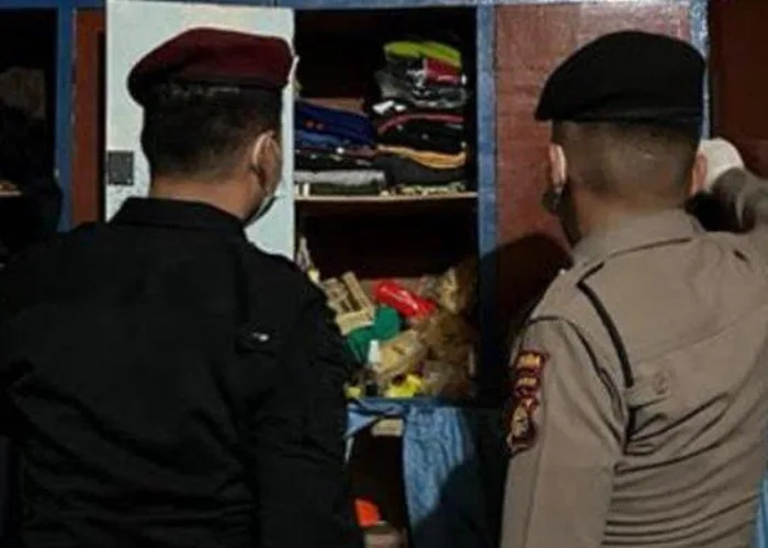 Razia Gabungan Lapas Pekanbaru, Sajam Sampai Puluhan HP Disita