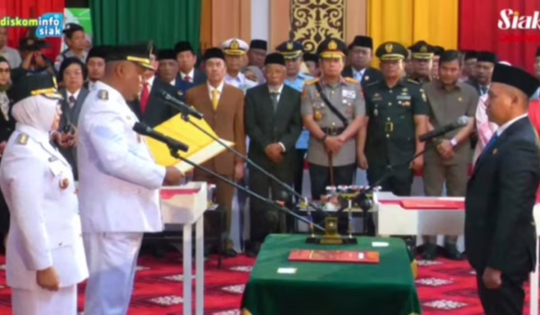 Lantik Afni-Syamsurizal Sebagai Bupati dan Wabup Siak, Gubri: Rangkul Semua Pihak