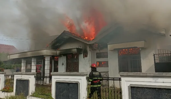 Studio Foto di Ulak Karang Padang Terbakar, Kerugian Capai Rp500 Juta