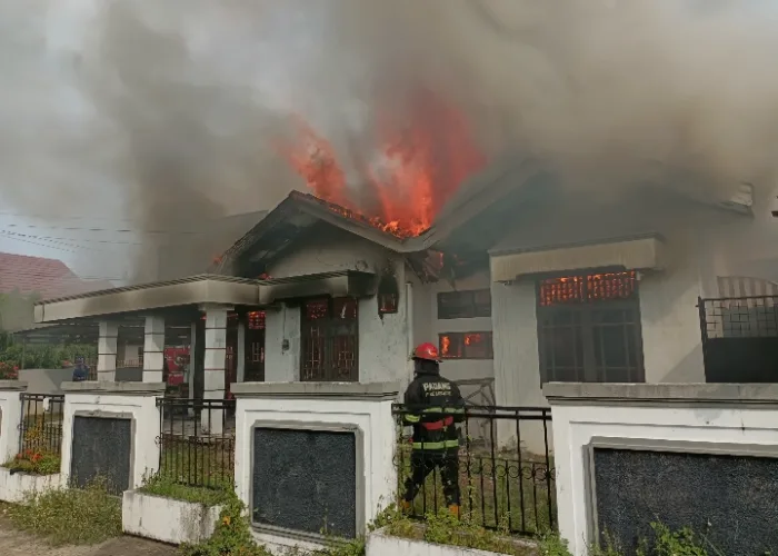 Studio Foto di Ulak Karang Padang Terbakar, Kerugian Capai Rp500 Juta