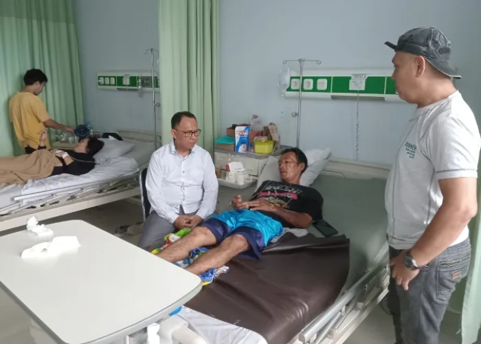 Paslon Merdeka Jenguk dan Bantu Pasutri Korban Kecelakaan Kabel PLN