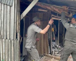 Pemko Pekanbaru Bongkar Warung Remang Remang di Jalan SM Amin