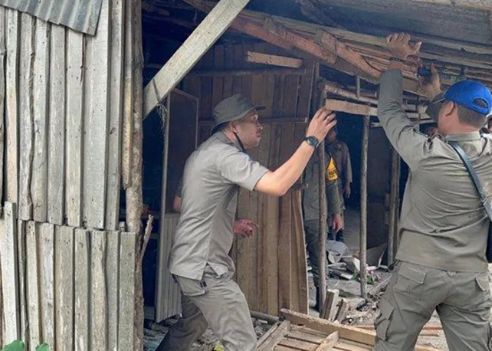 Pemko Pekanbaru Bongkar Warung Remang Remang di Jalan SM Amin