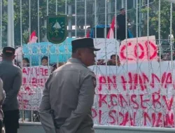 Ribuan Orang Kepung Kantor Gubernur, Tolak Relokasi dari Kawasan TNTN