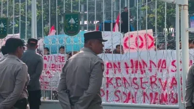 Ribuan Orang Kepung Kantor Gubernur, Tolak Relokasi dari Kawasan TNTN
