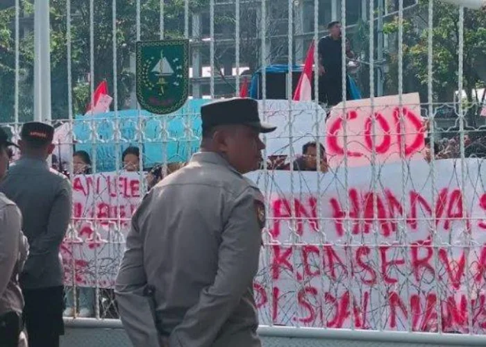Ribuan Orang Kepung Kantor Gubernur, Tolak Relokasi dari Kawasan TNTN