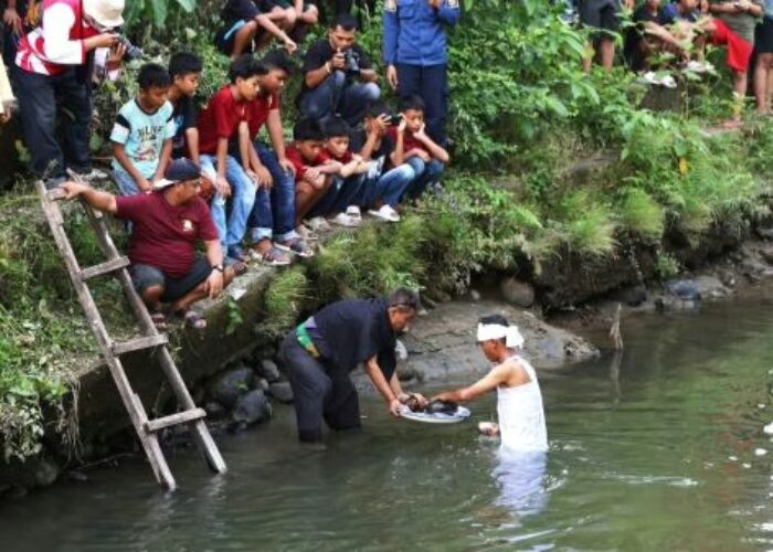 Prosesi Maambiak Tanah Awali Rangkaian Hoyak Tabuik Piaman 2025