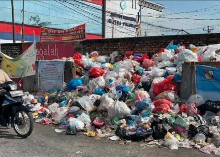 Sampah Menumpuk di Pekanbaru, Keterbatasan Armada Jadi Penyebab