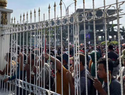 Ribuan Massa Kembali Demo Kantor Gubernur Tolak Relokasi TNTN, Botol Beterbangan