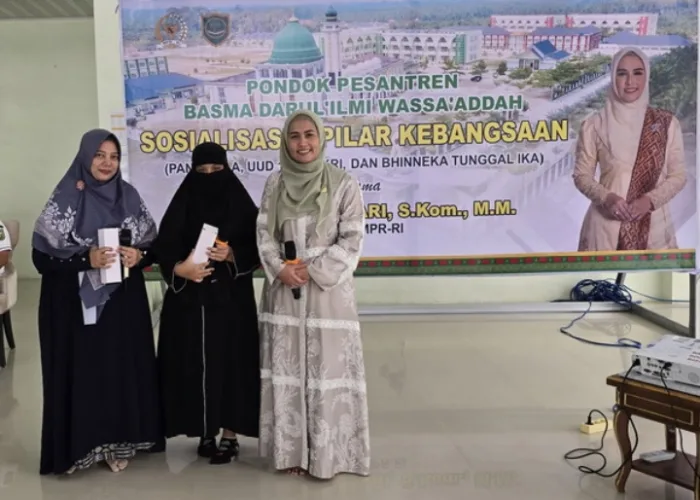 Dr Karmila Sari Bekali Santriwati Ponpes Basma Darul’ilmi Wassa’addah Dengan 4 Pilar Kebangsaan
