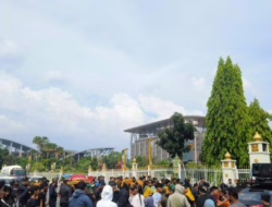 Warga dan Mahasiswa Riau Demo Desak Aparat Tangkap Bos Sawit Ilegal di TNTN
