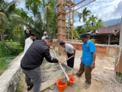 Rico Alviano Serahkan Bantuan Program TJSL Rp100 Juta ke Mushala Baitussalam Padang
