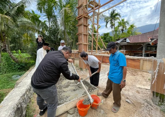 Rico Alviano Serahkan Bantuan Program TJSL Rp100 Juta ke Mushala Baitussalam Padang