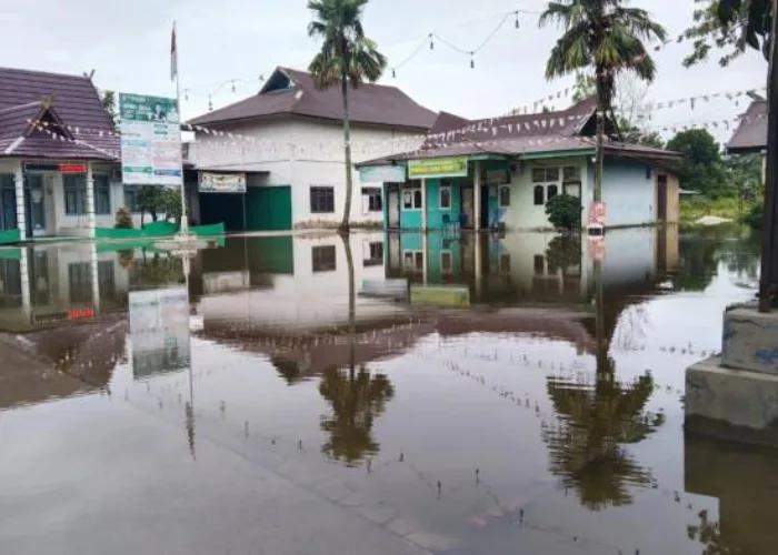 Banjir Rendam Ribuan Rumah dan Kantor Desa Tarai Bangun Kampar