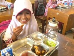Bahagianya Murid SDN 09 Air Pacah Nikmati Makan Bergizi Gratis, Enak Banget!