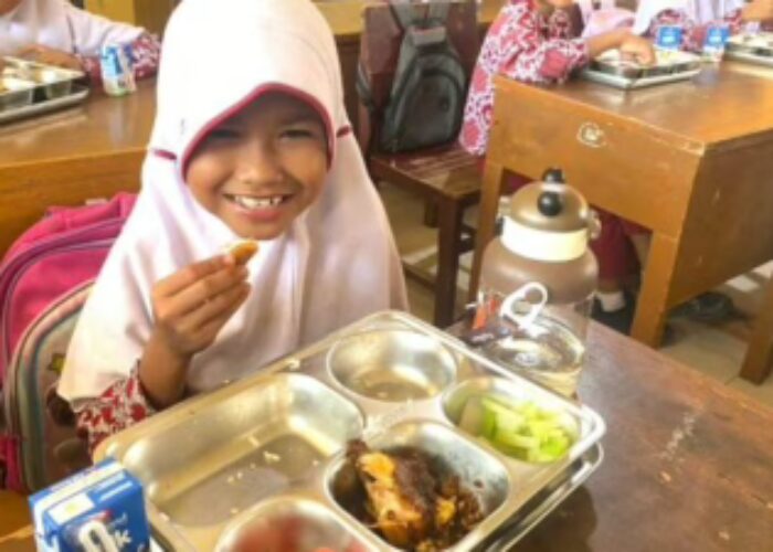 Bahagianya Murid SDN 09 Air Pacah Nikmati Makan Bergizi Gratis, Enak Banget!
