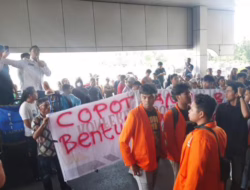 Demo Depan Kantor Gubernur Ricuh, Massa Ngotot Minta Bertemu Gubri