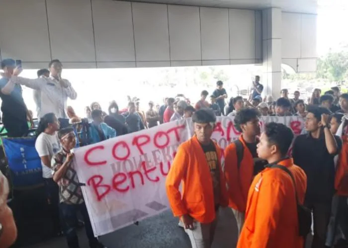 Demo Depan Kantor Gubernur Ricuh, Massa Ngotot Minta Bertemu Gubri