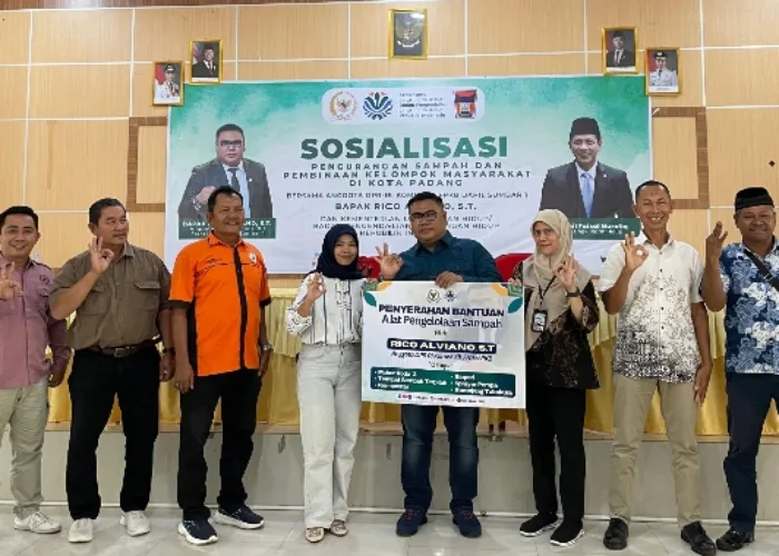 Anggota DPR Rico Alviano Serahkan 8 Bentor dan Alat Pengolahan Sampah di Padang