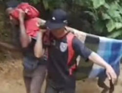 Miris! Demi Berobat, Warga di Kampar Terpaksa Harus Ditandu Berjalan Kaki ke Sumbar