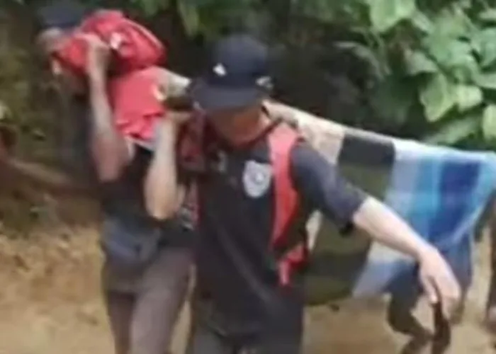 Miris! Demi Berobat, Warga di Kampar Terpaksa Harus Ditandu Berjalan Kaki ke Sumbar