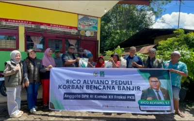 Anggota DPR Rico Alviano Salurkan Bantuan Untuk Korban Banjir di Sumbar