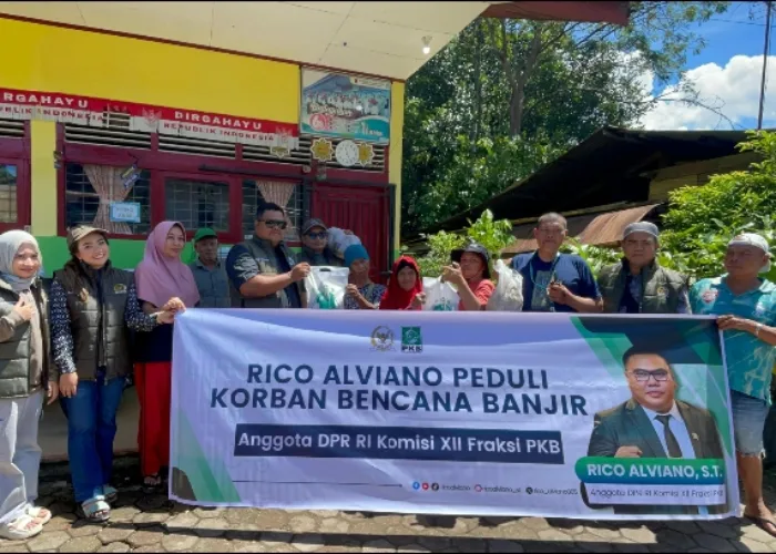 Anggota DPR Rico Alviano Salurkan Bantuan Untuk Korban Banjir di Sumbar