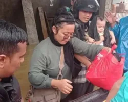 Banjir dan Longsor Melanda Padang, Tim SAR Evakuasi Warga di Beberapa Kecamatan