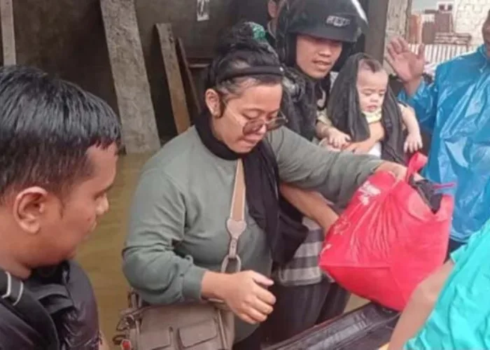 Banjir dan Longsor Melanda Padang, Tim SAR Evakuasi Warga di Beberapa Kecamatan