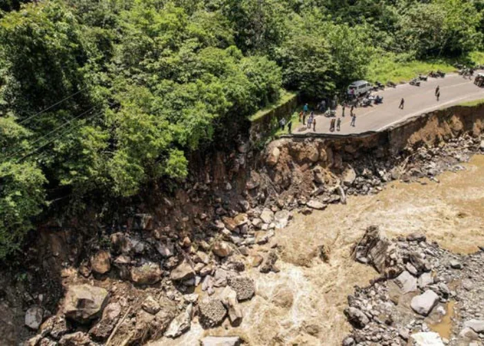 Jalan Padang-Bukittinggi Putus, BPBD Sumbar Sulit Salurkan Bantuan