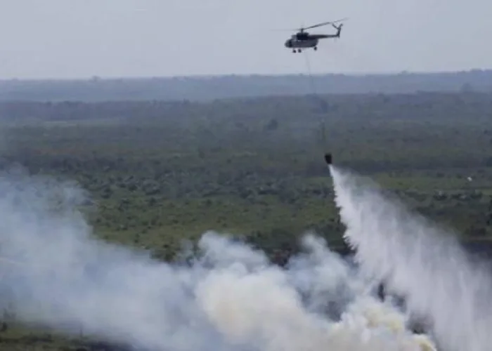 Karhutla Kembali Mengancam, Helikopter Water Bombing Dikerahkan Padamkan Api di Kampar