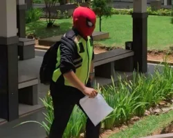 Aksi Heroik Spiderman Padang, Setiap Hari Bagikan Nasi Gratis ke Warga Kelaparan