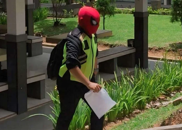 Aksi Heroik Spiderman Padang, Setiap Hari Bagikan Nasi Gratis ke Warga Kelaparan