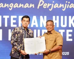 Bupati Anton Terima Penghargaan Atas Pembentukan Pos Bantuan Hukum Desa