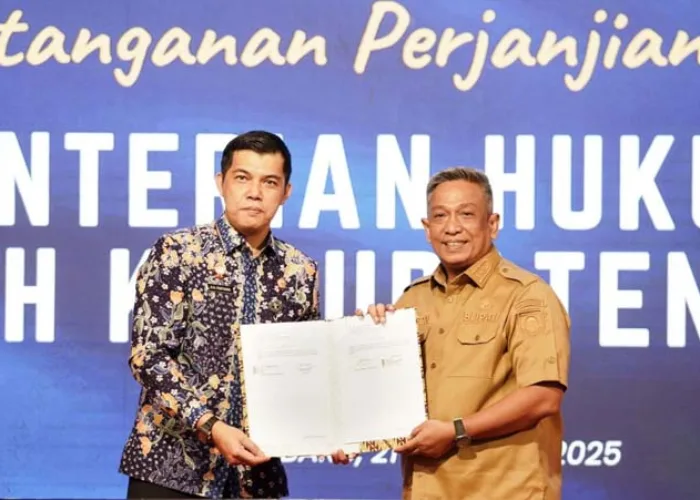 Bupati Anton Terima Penghargaan Atas Pembentukan Pos Bantuan Hukum Desa