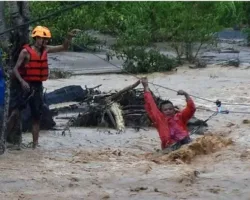 Banjir Bandang Kembali Melanda, Ratusan Keluarga Terisolasi di Batu Busuak Padang