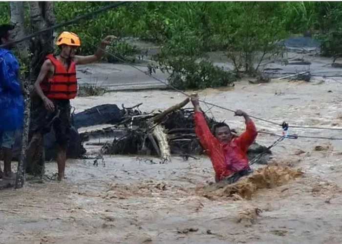 Banjir Bandang Kembali Melanda, Ratusan Keluarga Terisolasi di Batu Busuak Padang