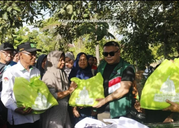 Ringankan Duka Korban Bencana Sumbar, Anggota DPR Rico Alviano Terus Salurkan Bantuan