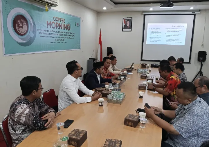 Hisam Setiawan memaparkan pentingnya revisi UU Penyiaran. (Foto: Istimewa)