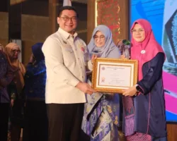 Terima Anugerah Baiduri, Afni Jadi Simbol Perempuan yang Mengubah Wajah Kepemimpinan Riau