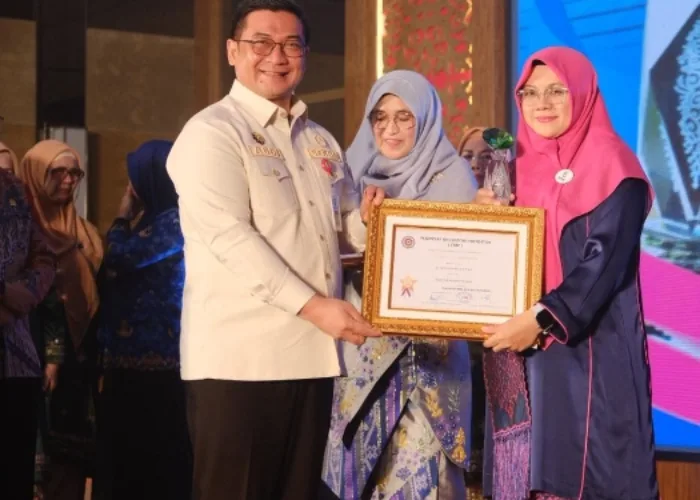 Terima Anugerah Baiduri, Afni Jadi Simbol Perempuan yang Mengubah Wajah Kepemimpinan Riau