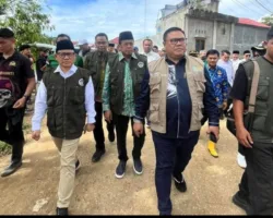Rico Alviano Dampingi Ketum PKB Muhaimin Iskandar Kunjungi Korban Bencana di Padang