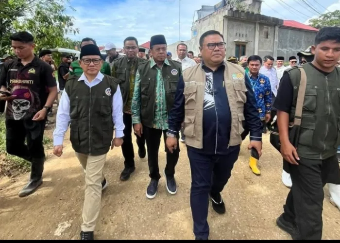 Rico Alviano Dampingi Ketum PKB Muhaimin Iskandar Kunjungi Korban Bencana di Padang