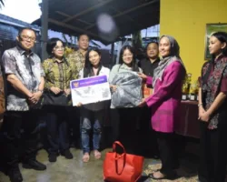 Sokong Ribuan Anak Bangsa Tetap Sekolah, Karmila Sari Salurkan Beasiswa PIP di Riau