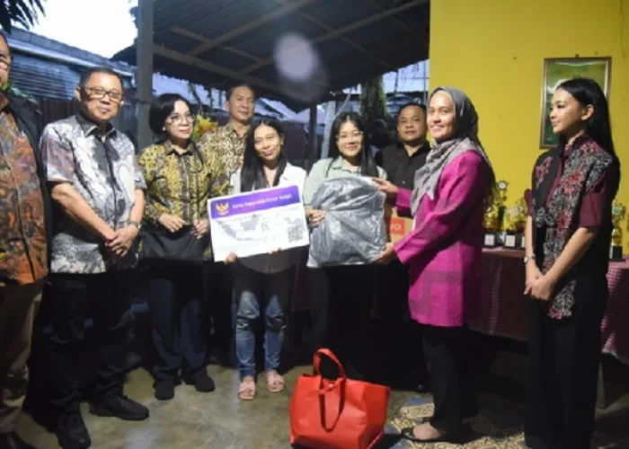 Sokong Ribuan Anak Bangsa Tetap Sekolah, Karmila Sari Salurkan Beasiswa PIP di Riau