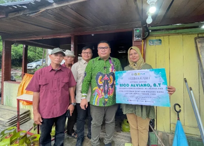 Salurkan Bantuan Pasang Baru Listrik di Sijunjung, Rico Alviano: Satu Harapan Untuk Hidup Lebih Terang